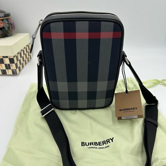 Men's Burberry, paddy check messenger bag adjustable strap made in Italy - Picture 1 of 13